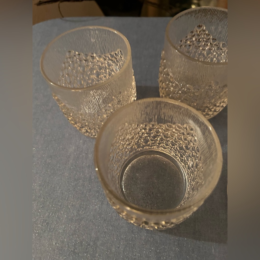 Set of 5 vintage, pink, Finnish crystal glasses pressed w/pattern of bubbles. - Picture 6 of 11